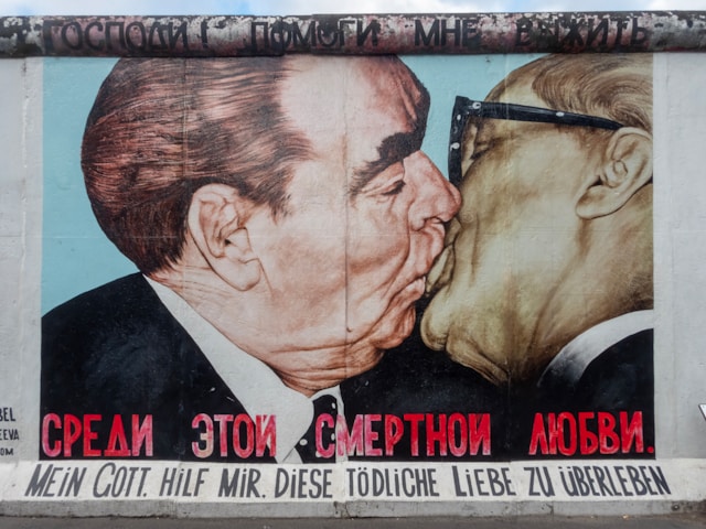 To Mural "The Kiss" του Dmitri Vrubel στο τείχος του Βερολίνου