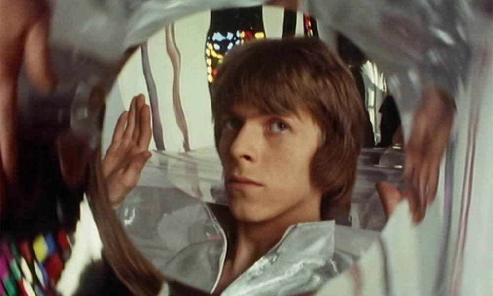 Ο Bowie στο "Space Oddity". Το τραγούδι αφηγείται την ιστορία του Major Tom, ενός μοναχικού αστροναύτη που χάνεται στο διάστημα