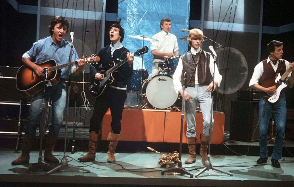 Ο Davie Jones (Bowie) και ο George Underwood στη σκηνή με τους The King Bees, 1964. Πηγή: REX/Shutterstock