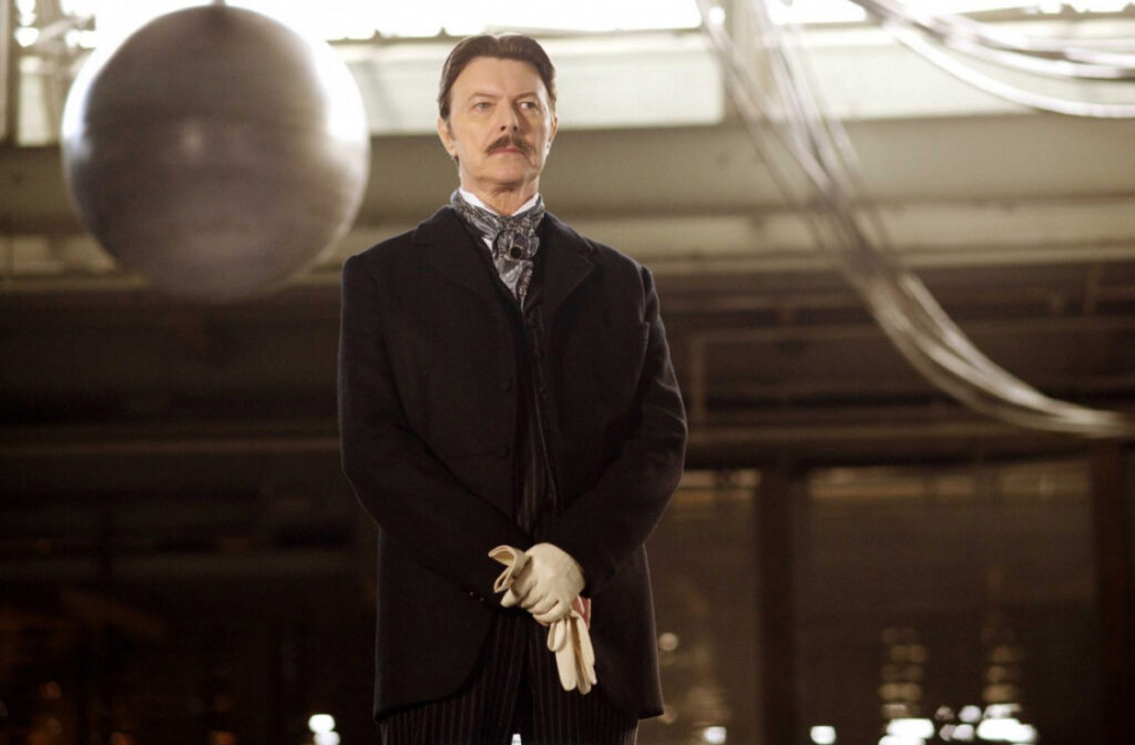 O Bowie στην ταινία Prestige ( 2006 ) στον ρόλο του επιστήμονα Nikola Tesla