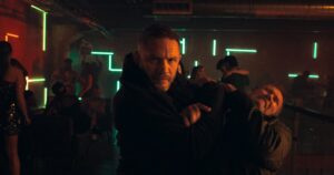 o Tom Hardy στο Havoc