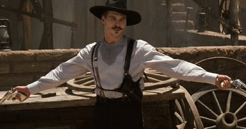 O Val Kilmer στον ρόλο του θρυλικού πιστολέρο Doc Holliday