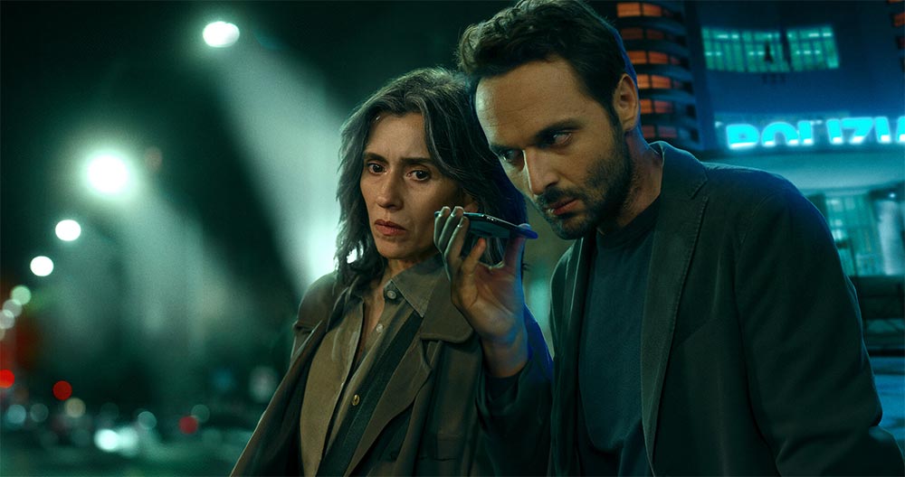 Στον ρόλο της  Sara η Teresa Saponangelo | Φωτογραφία NETFLIX