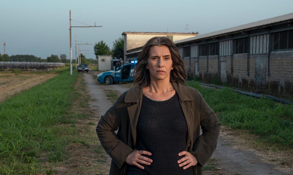 Sara---Woman-in-the-Shadows