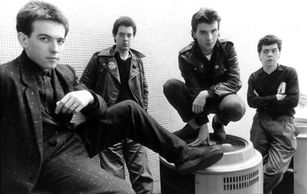 The Cure στην αρχή της μουσικής τους ιστορίας ο Robert Smith με κοντά μαλλιά..