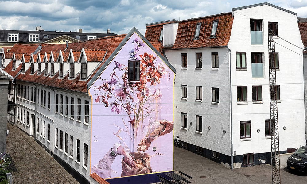 Tο έργο "From Tithe to Taxes" του Spear στο ιστορικό κτίριο Tiendeladen