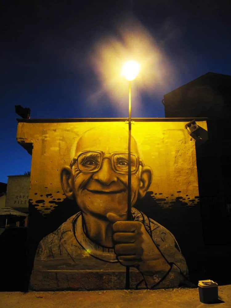 The Light Is All Around — Endo στο Čačak, ΣερβίαΟι street artists αυτοί παίρνουν το γκρίζο της καθημερινότητας και το μετατρέπουν σε κάτι που σταματάει τον κόσμο στα βήματά του. Στη Λίμα τα φυτά γίνονται μαλλιά, στο Σικάγο οι τοίχοι ανθίζουν, στη Σερβία οι φαναριού παίρνουν ψυχή. Αυτό είναι το νέο DNA των πόλεων - raw, αυθεντικό, χωρίς φίλτρα. Η αστική τέχνη δεν ζητάει άδεια για να υπάρχει. Απλά είναι εκεί, δυνατή, αδιαμφισβήτητη, και μας θυμίζει ότι κάθε γωνιά του αστικού χάους κρύβει μια ιστορία που αξίζει να ειπωθεί.