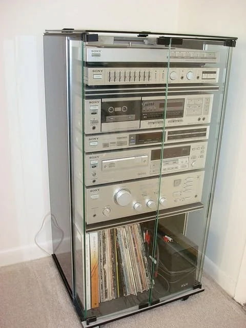Dad's Stereo With the Glass Doors: το έπιπλο-ναός