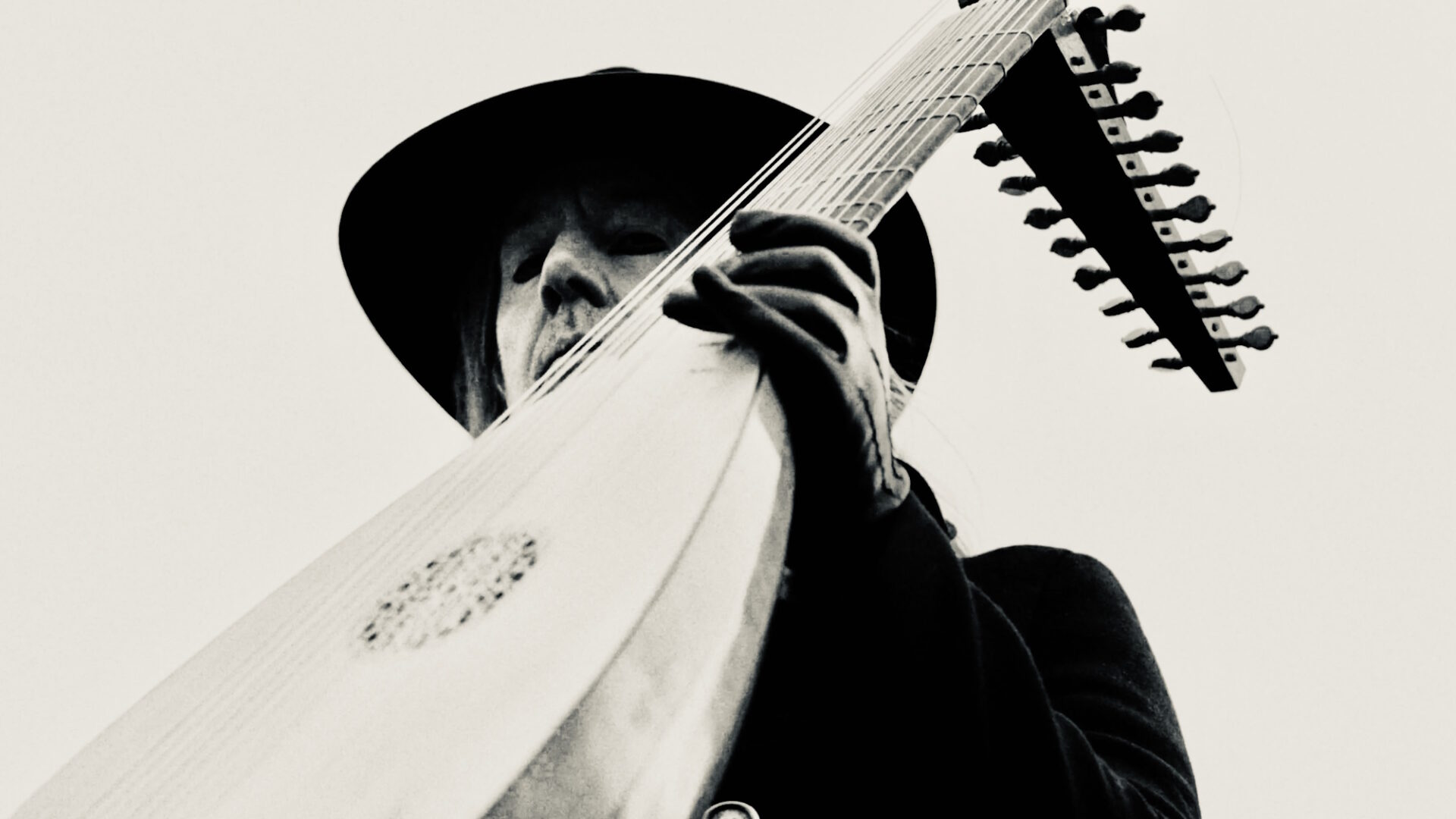 Ο Jozef van Wissem, στενός συνεργάτης του Τζιμ Τζάρμους, παρουσιάζει ζωντανά στην Αθήνα το πρωτότυπο soundtrack για την κλασική ταινία ‘The Cabinet of Dr. Caligari’ Ι Live Score + Film Screening