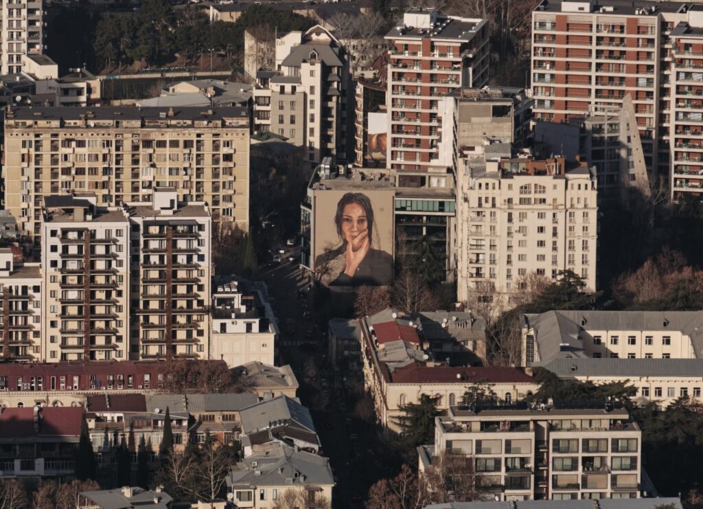 Case Maclaim: Το mural “Mariam” μεταμορφώνει την Τιφλίδα