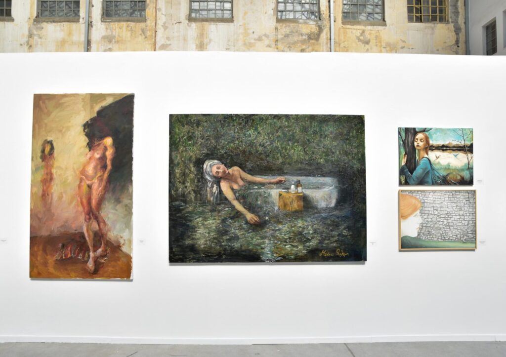 «Πίσω από τη βιτρίνα»: μια εικαστική έκθεση για τις γυναίκες της καθημερινής ζωής