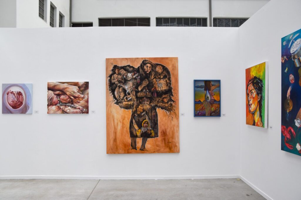 «Πίσω από τη βιτρίνα»: μια εικαστική έκθεση για τις γυναίκες της καθημερινής ζωής