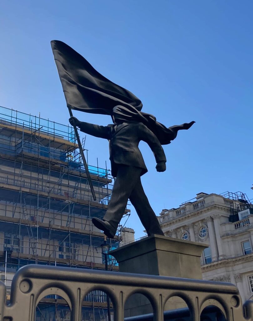 Banksy: Το νέο «Άγαλμα» στο Λονδίνο που μας προειδοποιεί να κοιτάμε μπροστά