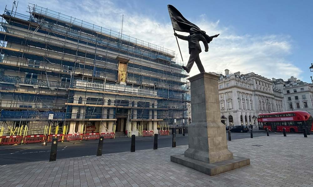 Banksy: Το νέο «Άγαλμα» στο Λονδίνο που μας προειδοποιεί να κοιτάμε μπροστά