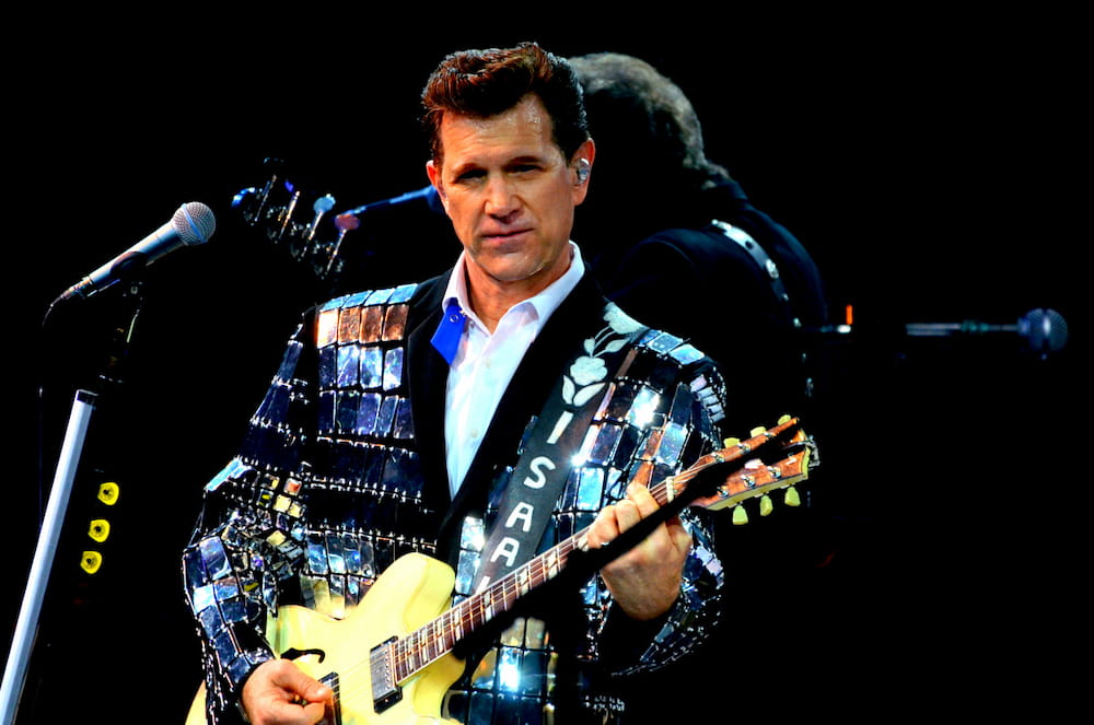 Ο Chris Isaak στο Δημοτικό Θέατρο Λυκαβηττού: Ένα Ονειρικό, Ρετρό Ταξίδι από το Release Athens