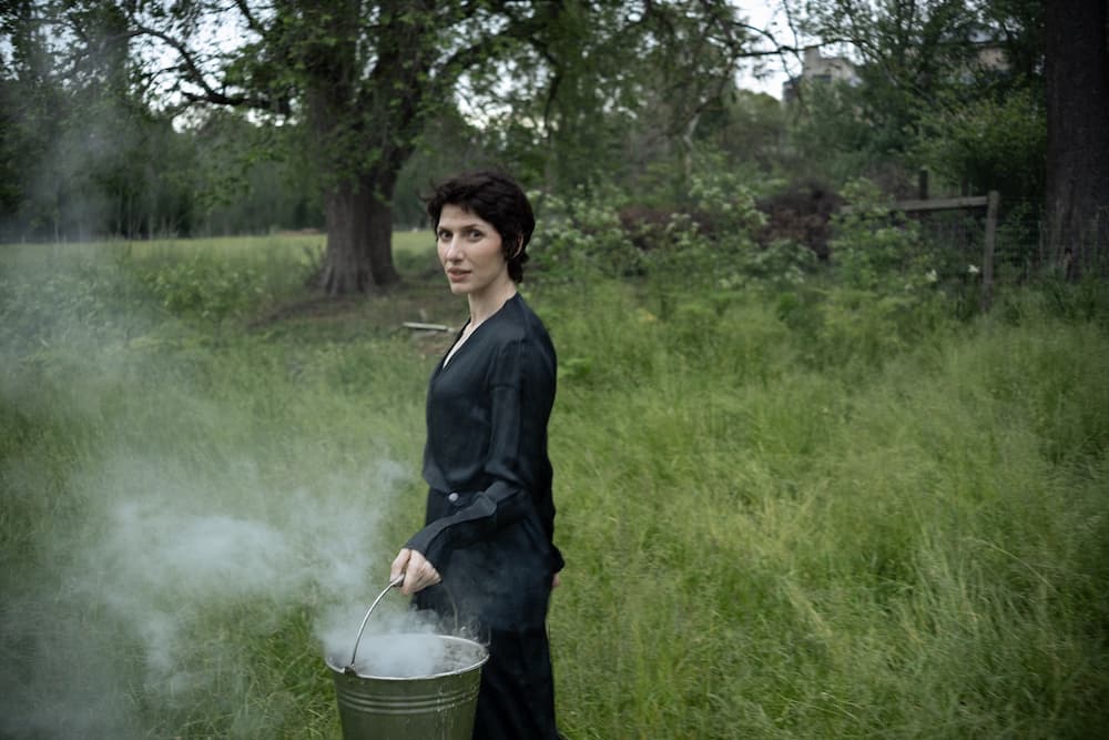 «Train On The Island»: Η Art-Folk Ιδιοφυΐα της Aldous Harding Επιστρέφει