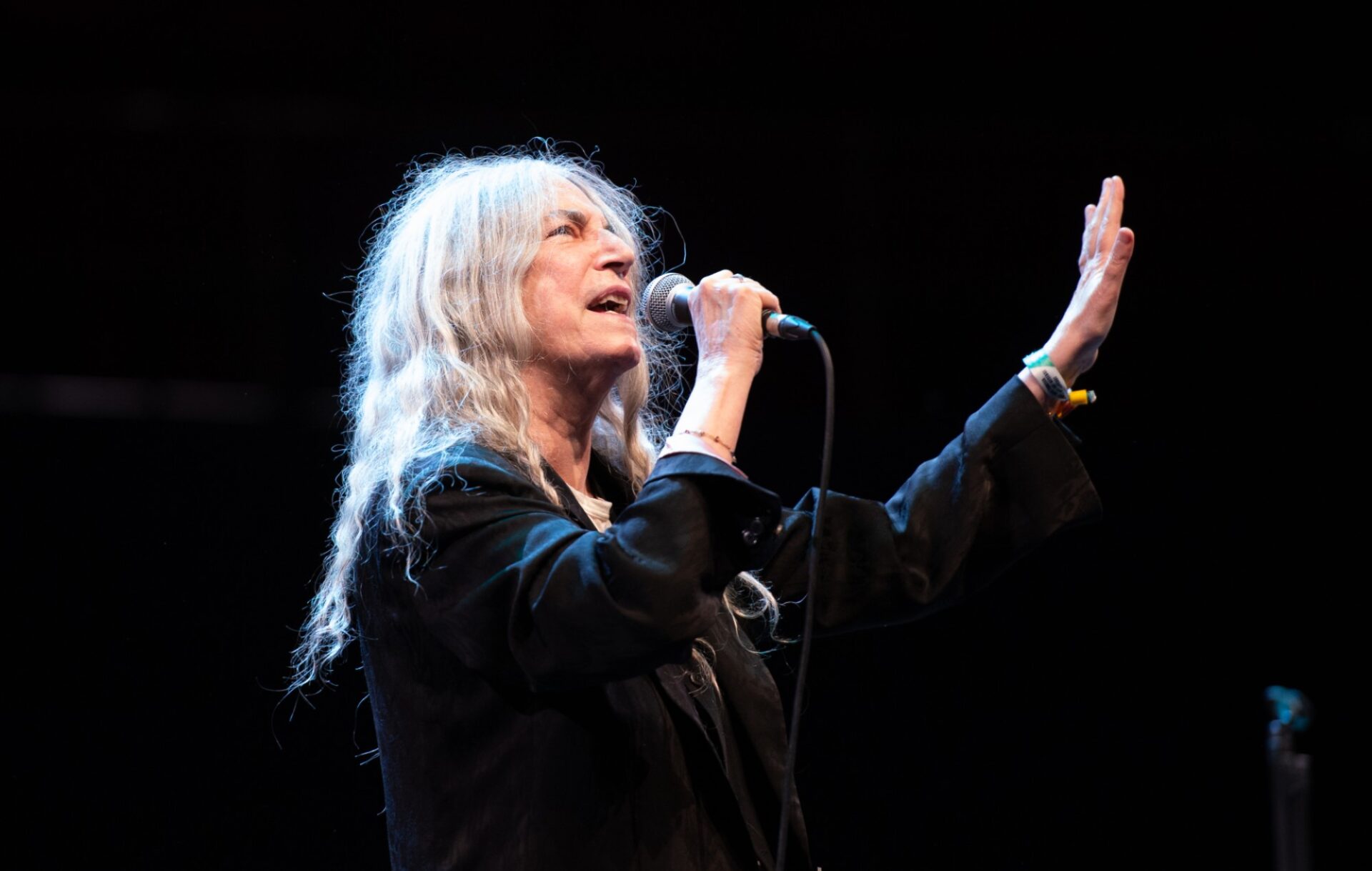 Patti Smith: Η ιέρια της Punk ποίησης στον Λυκαβηττό – Μια μυσταγωγία κάτω από τα αστέρια της Αθήνας