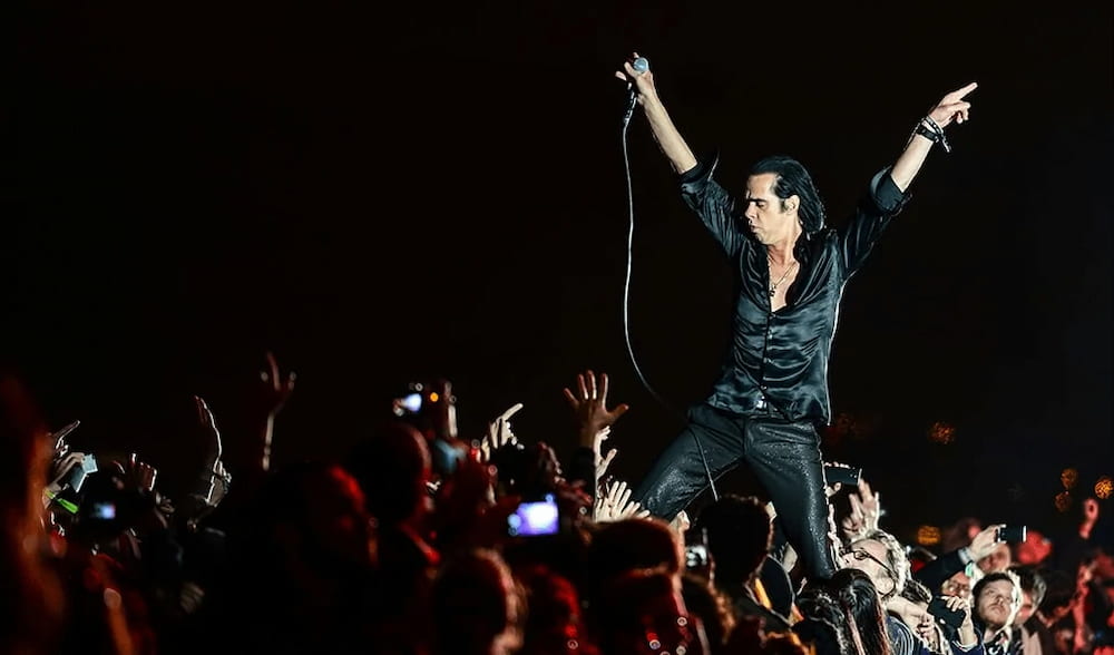 Nick Cave στην Αθήνα: Ο Σκοτεινός Ποιητής, οι Bad Seeds και η Καθηλωτική Εμπειρία στην Πλατεία Νερού