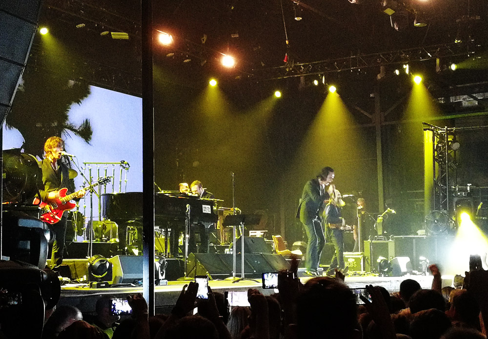 Nick Cave στην Αθήνα: Ο Σκοτεινός Ποιητής, οι Bad Seeds και η Καθηλωτική Εμπειρία στην Πλατεία Νερού