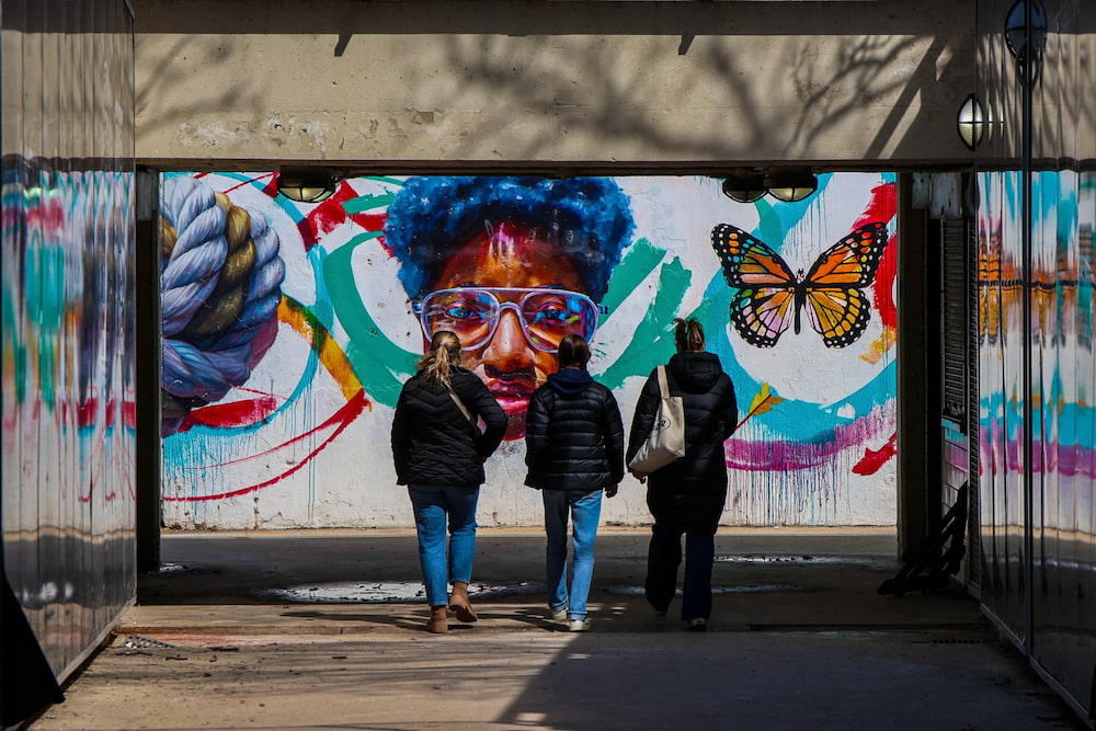 Street art στο Σικάγο με φόντο ουρανοξύστες