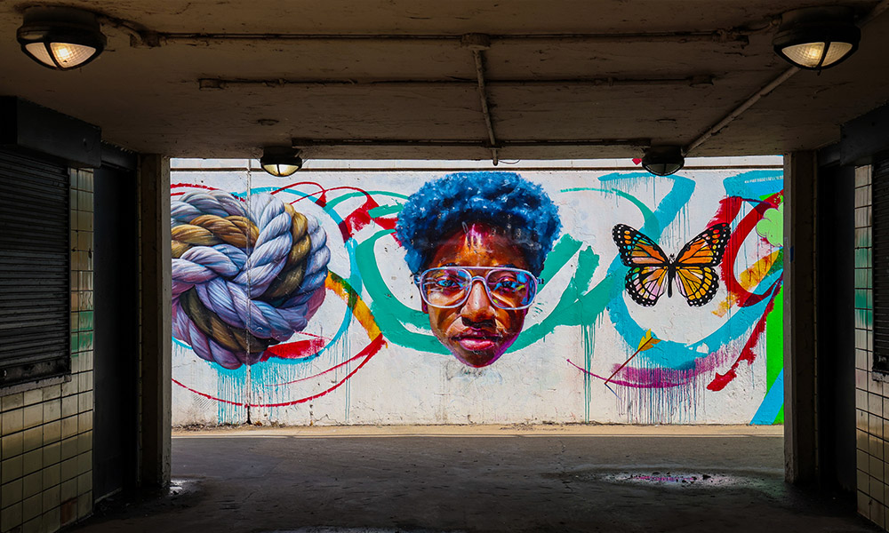 StreetArt ανάμεσα σε ουρανοξύστες
