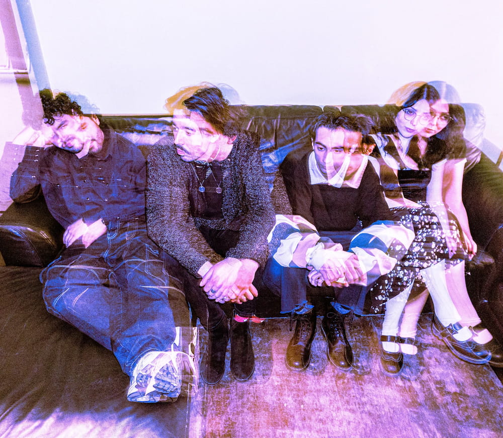 DOUR – AGORA: Το soundtrack της αστικής αποξένωσης που χρειαζόμασταν
