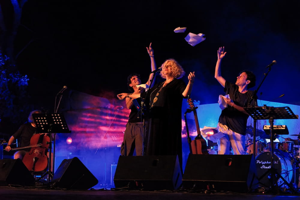 Φ hill Sessions: Η Μάρθα Φριντζήλα, το The Kubara Project και τα Καλογεράκια στο Θέατρο «Δόρα Στράτου»