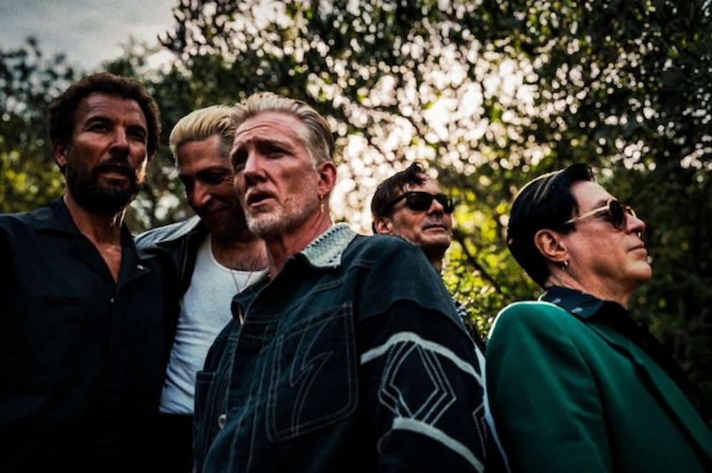 Οι Queens of the Stone Age επέστρεψαν: Μόλις κυκλοφόρησε το νέο single και video "Easy Street" με τη συμμετοχή της Nikki Lane