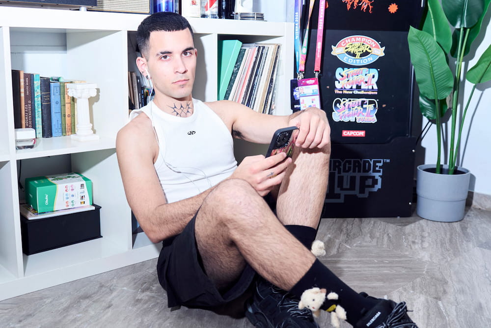 «ohmygod»: Το Νέο Hyperpop Single του TEO.x3 Φέρνει την Απόλυτη Glitch Pop Παράνοια