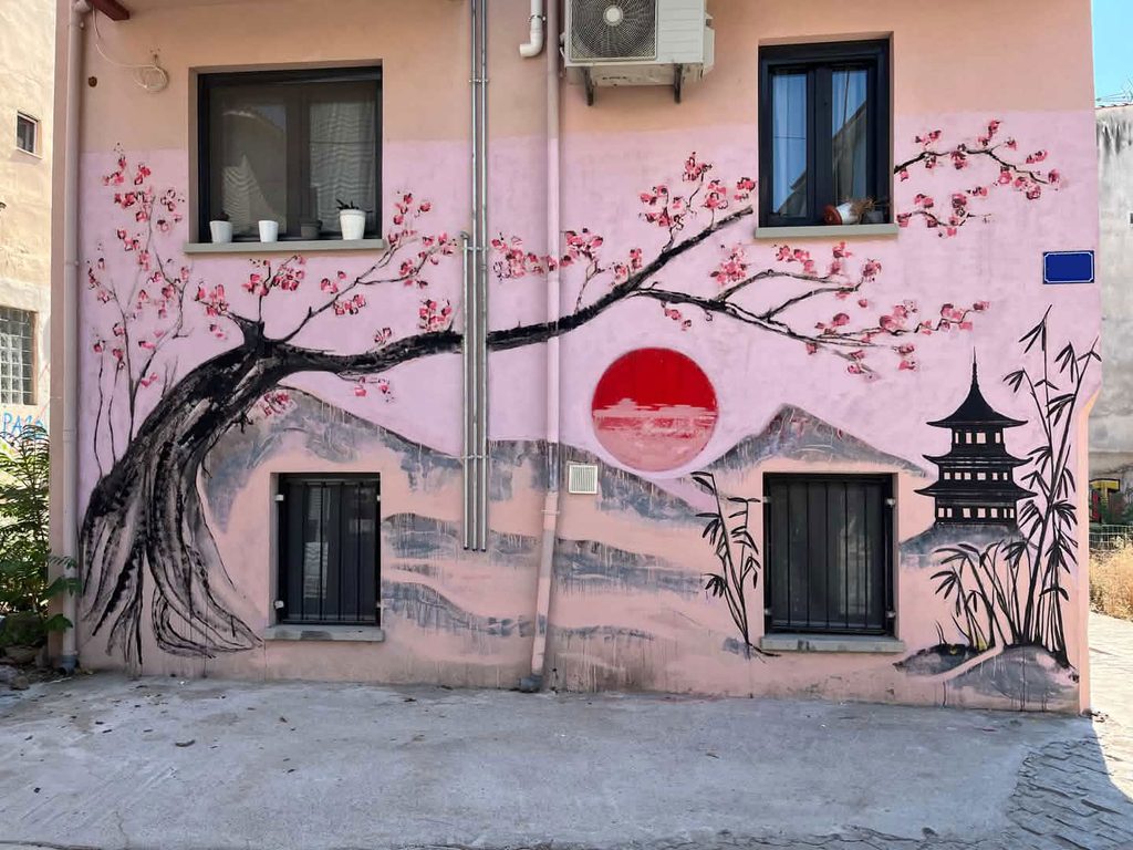 Street Art ως Ασπίδα: Πώς τα murals σώζουν τα σπίτια της Άνω Πόλης από τις μουντζούρες & τους βανδαλισμούς