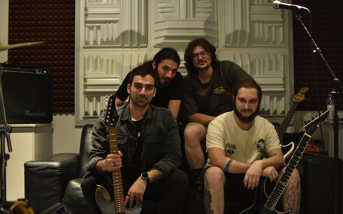 Πάντα ῥεῖ: Η νέα ελληνική ροκ μπάντα από τη Λευκωσία που επαναπροσδιορίζει τον ηλεκτρικό ήχο