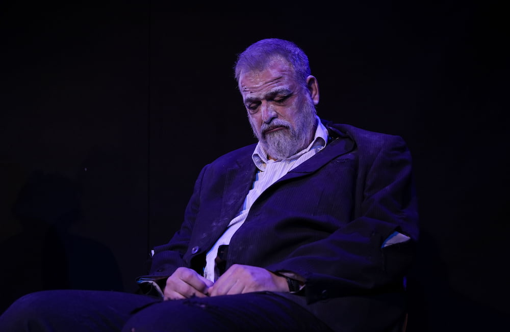 «The Chairs» του Ευγένιου Ιονέσκο στο Theatre of the NO: Μια τραγική φάρσα του Θεάτρου του Παραλόγου