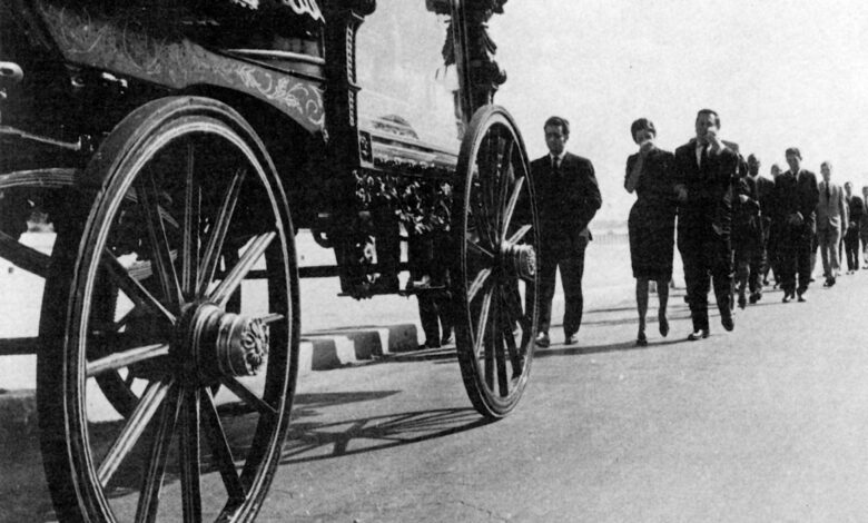 «Ο Θάνατος ενός Γραφειοκράτη»: Η θρυλική μαύρη κωμωδία του Tomás Gutiérrez Alea επιστρέφει στους κινηματογράφους