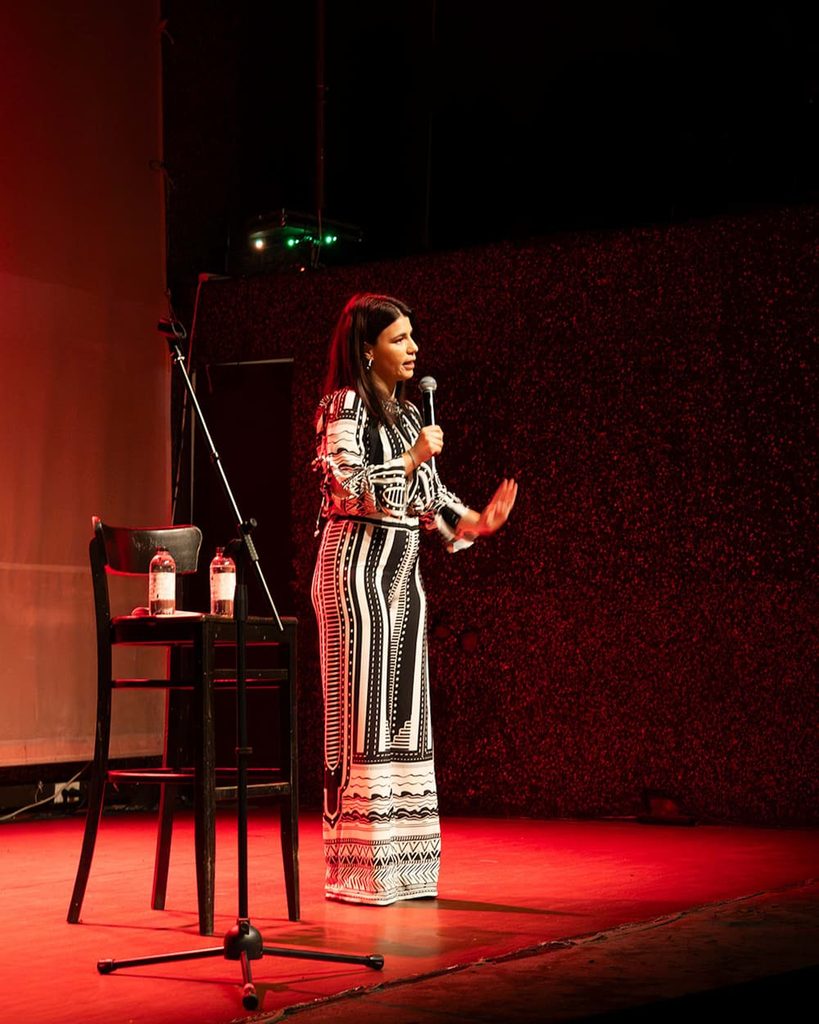 Λίλια Τσιγάρα – «Μεγαλώνω, Εντάξει;»: Η stand-up comedy παράσταση επιστρέφει στην Αθήνα