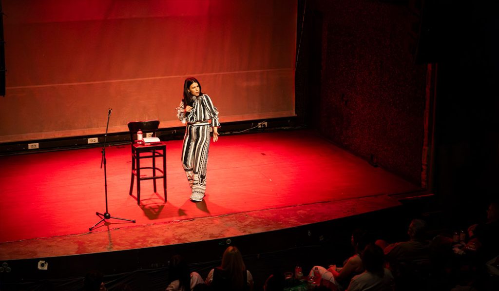 Λίλια Τσιγάρα – «Μεγαλώνω, Εντάξει;»: Η stand-up comedy παράσταση επιστρέφει στην Αθήνα