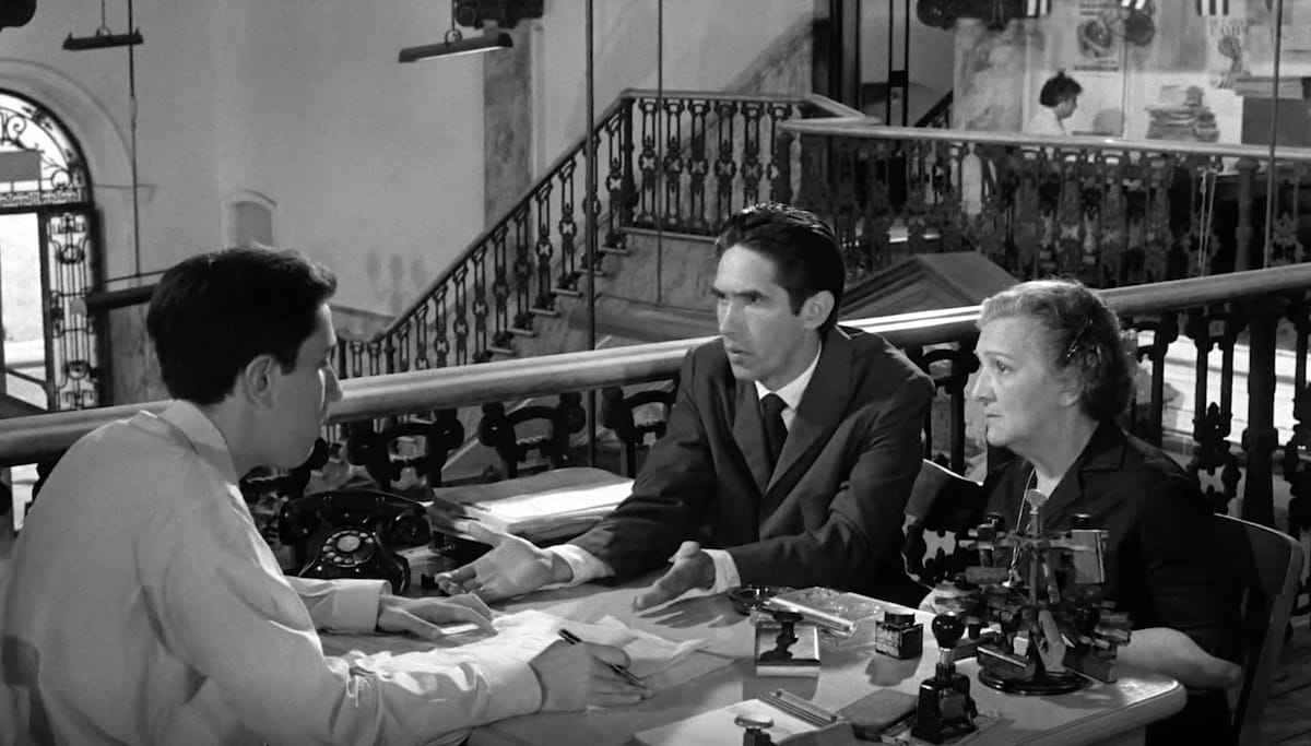 «Ο Θάνατος ενός Γραφειοκράτη»: Η θρυλική μαύρη κωμωδία του Tomás Gutiérrez Alea επιστρέφει στους κινηματογράφους