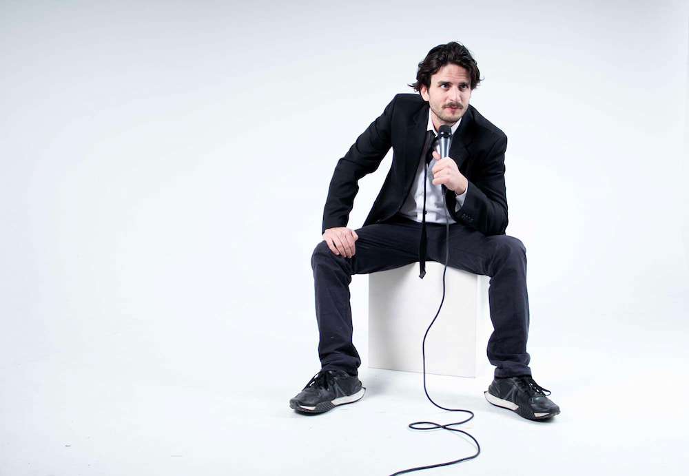 Ο Αλβανός Κωμικός Gent Hazizi στην Αθήνα με τη Νέα Stand-Up Comedy Παράσταση «Pushtimi» στο AUX CLUB