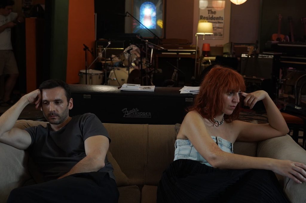 SIC & Καλλιόπη Μητροπούλου – «Δεν Μιλάω Για Σένα»: Μια σκοτεινή Electro-Pop ωδή στον έρωτα
